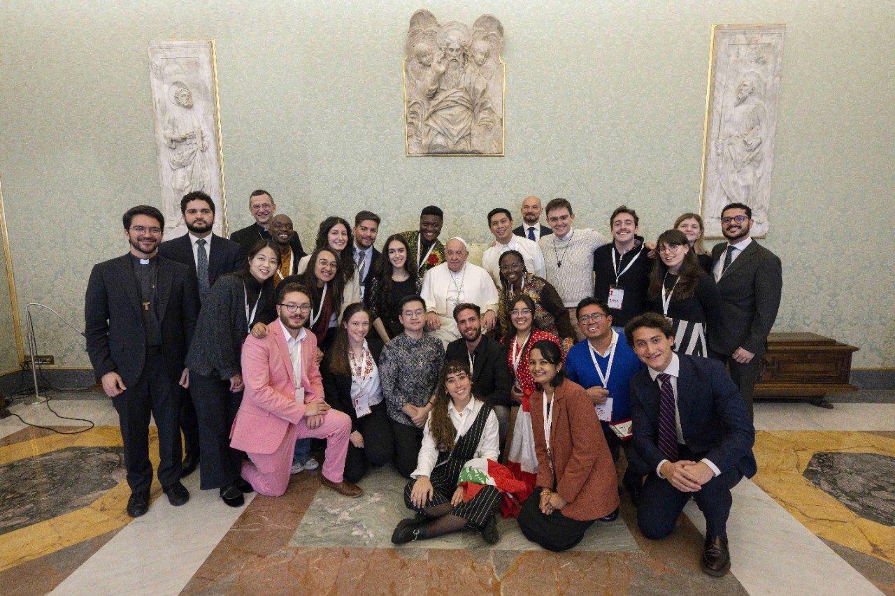 FotoGruppoIYAB_UdienzaSantoPadre_VaticanMedia.jpg