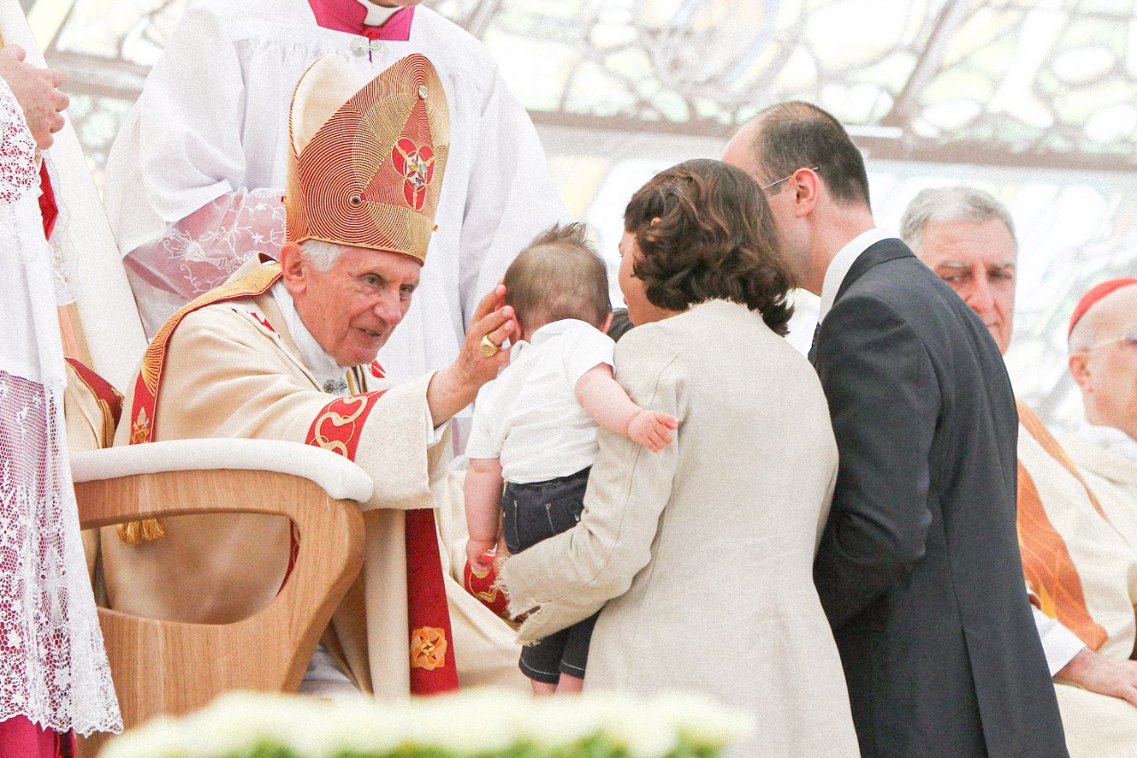 Benedetto-XVI-Milano-2012